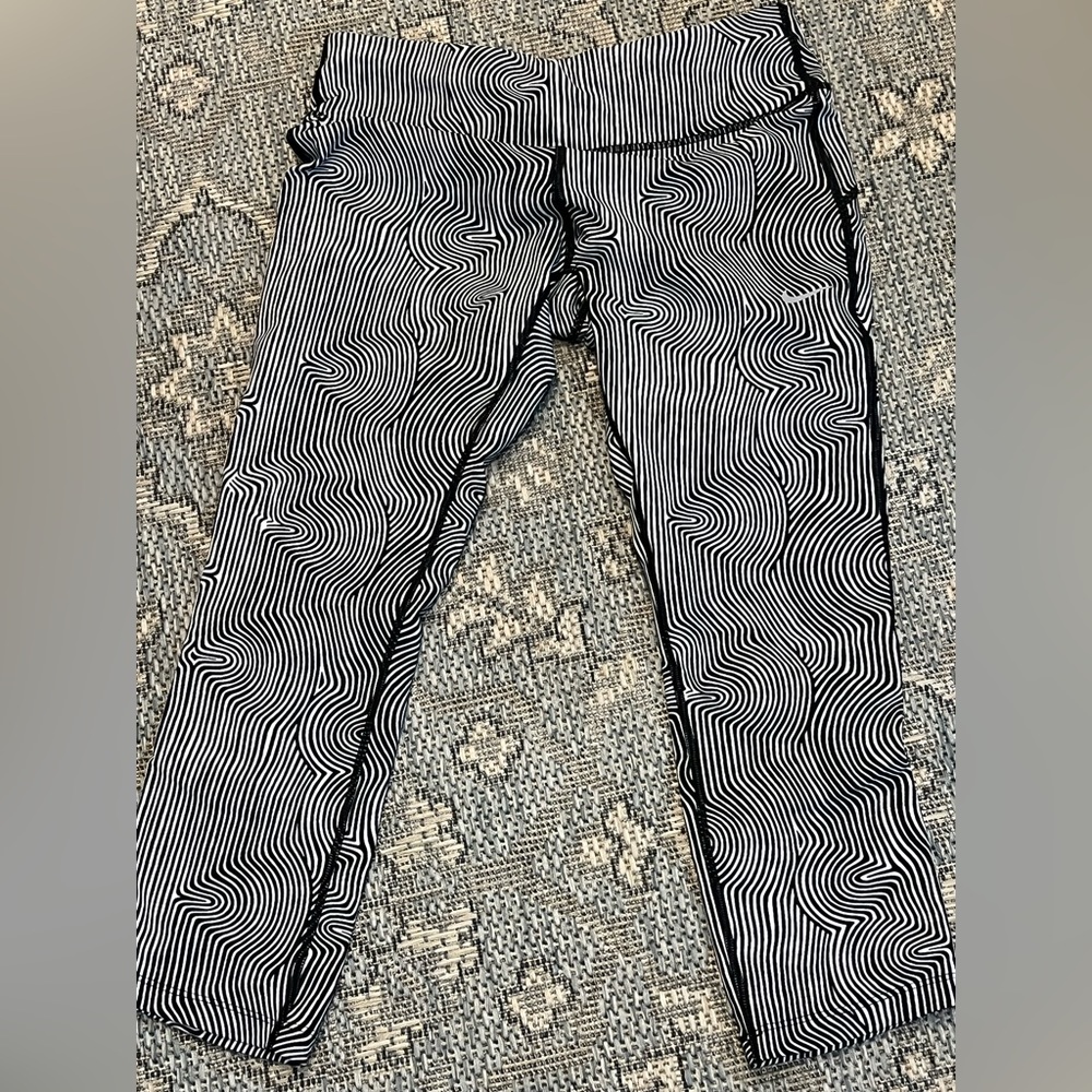 Nike 3/4 -Length Black and White Swirl Leggings - excellent condition women’s sm